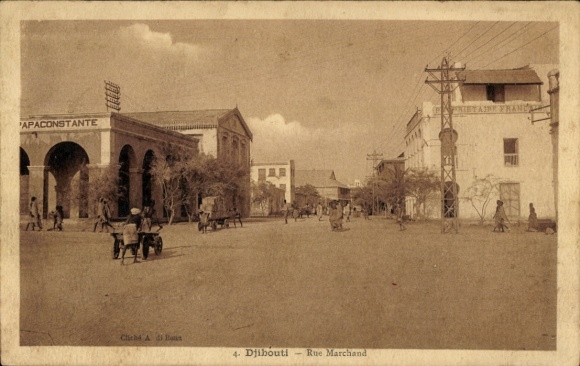 Ak Djibouti Dschibuti, Rue Marchand, Geschäftshaus Proprietaire Francais, ...Paconstante, Passanten