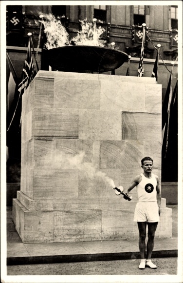 PC Berlin Charlottenburg, 1936 Olympics, opening, torch runner in front of the altar at the castle