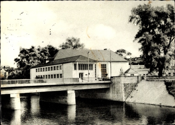 Ak Hof an der Saale Opper-Franken Beieren, Friedrich-Ebert-brug, overdekt zwembad, gebouw, rivier