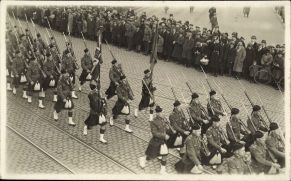 Photo Postcard Cologne on the Rhine, British occupation, marching troops