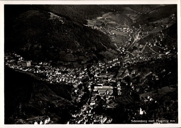 Ak Schramberg im Schwarzwald, Luftaufnahme von  malerische Landschaft, Häuser, Berge