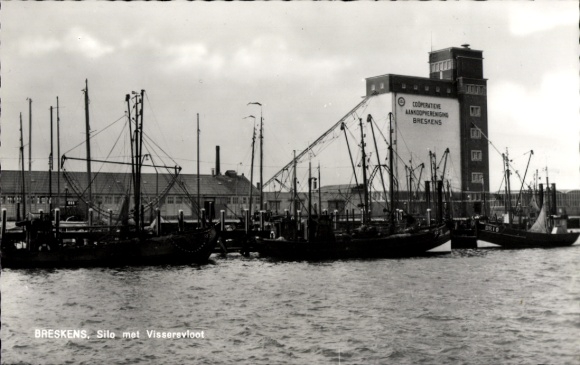 Ak Breskens Sluis Zeeland Niederlande,  Silo, Fischerboote, Hafen, Schwarz-Weiß-Foto