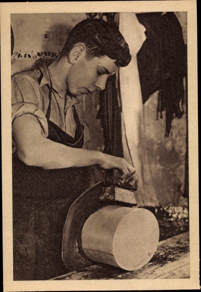 Postcard The last silk hat maker from Berlin, WHW, cylinder