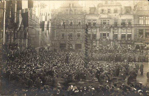 Zdjęcie KP Hanzeatyckie miasto Brema, tłum na udekorowanym placu, 1919 r.