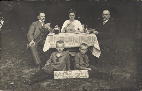 foto Ak Hamburg Wandsbek Volksdorf, Hotel Waldesruh, mannen en vrouwen spelen kaart