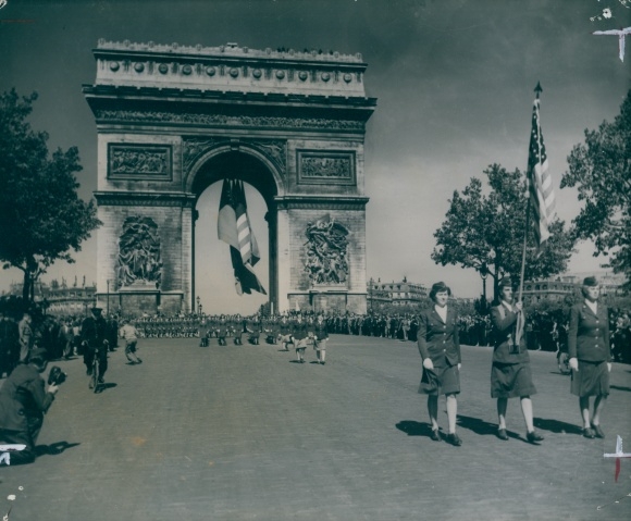 Photo Paris, Arc de Triomphe, US WACS, Women's Army Corps hold third anniversary parade, 1945