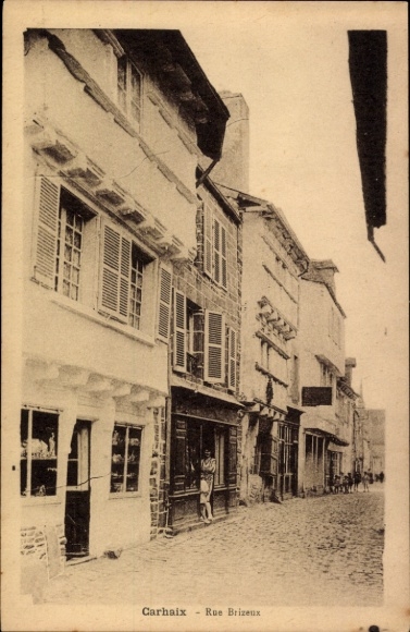Postcard Carhaix Finistère, front view of a street, building with windows, architecture, people on