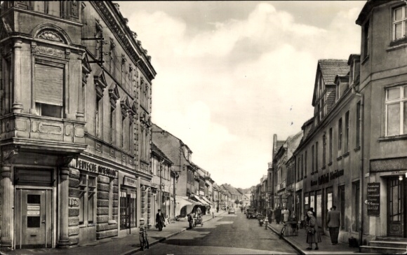 Postcard Kyritz in der Prignitz, view of the busy Wilhelm Pieck Street