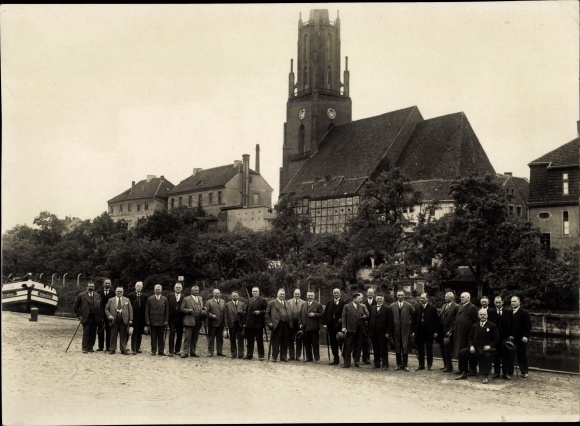 foto Rathenow im Havelland, mannen op de Havel, kerk, 1932