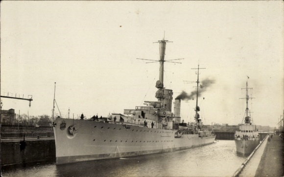 Foto Ak Deutsches Kriegsschiff, Leichter Kreuzer Emden, Reichsmarine