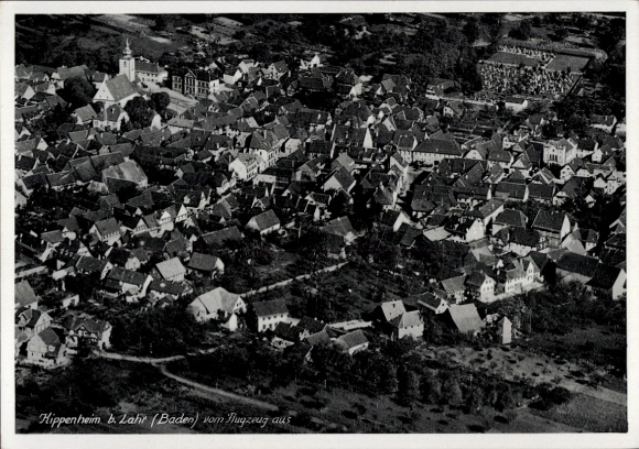 Ak Kippenheim in Baden, Luftaufnahme der Stadt, zahlreiche Dächer, ländliche Umgebung