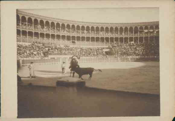 Foto Spanje, rond 1890, stierengevecht, arena, matador, torero