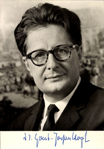Photo Dr. Hans Jochen Vogel, Federal Minister of Justice, portrait, autograph