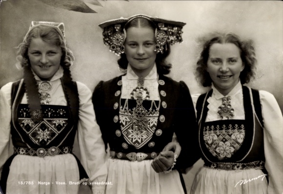 Postcard Three young women in Norwegian folk costumes