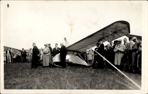 Foto Ak Nordseebad Wangerooge in Ostfriesland, Segelflugzeug auf dem Flugplatz, Schaulustige