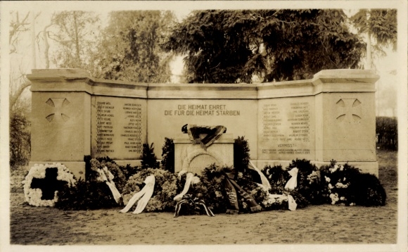 Photo Postcard Friedrichsdorf im Taunus, memorial, wreath, the homeland honors those who died for the homeland
