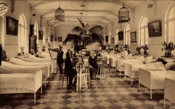 KP Saint Martin du Puy Nièvre, szpital, pacjenci w łóżkach, personel pielęgniarski, rośliny, klatki