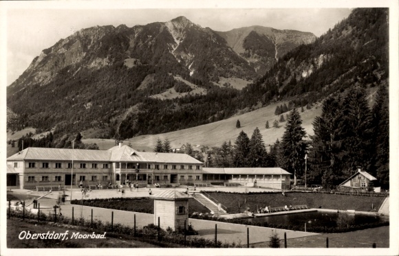 Ak Oberstdorf im Oberallgäu, Gebäude mit Blick auf die Berge, Moorbad, Schwimmbad, Bäume