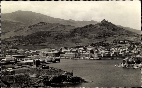 Postcard Port Vendres Pyrénées Orientales, Vue generale, au fond, Le fort Saint-Elme