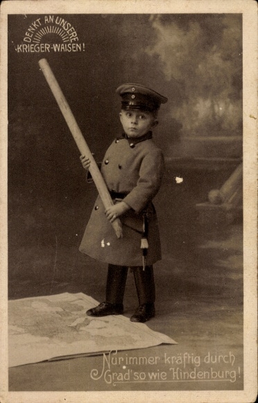 AK Denkt an unsere Kriegswaisen, Junge in Uniform