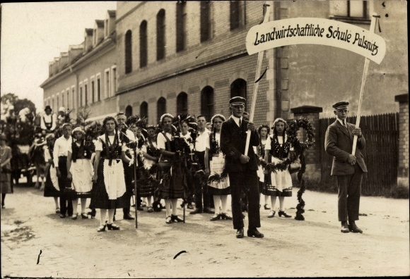 Photo Postcard Pulsnitz Saxony, procession of the agricultural school, costumes