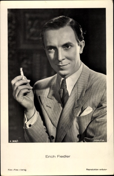 Postcard Actor Erich Fiedler, portrait, smoking cigarette
