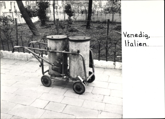 Photo Venezia Venice Veneto, street cleaner&#39;s cart