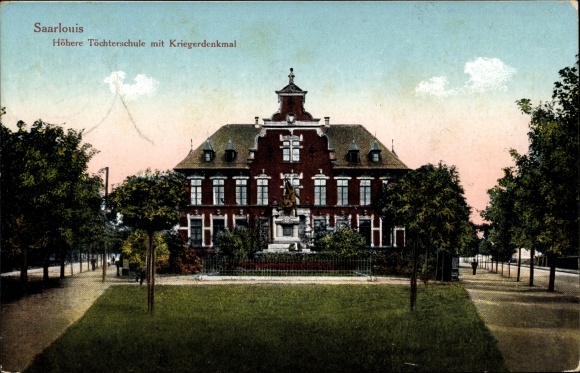 Postcard Saarlouis in Saarland, view of the higher girls&#39; school with war memorial, forecourt