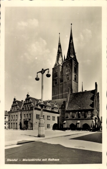 Ak Stendal in der Altmark, Marienkirche mit Rathaus