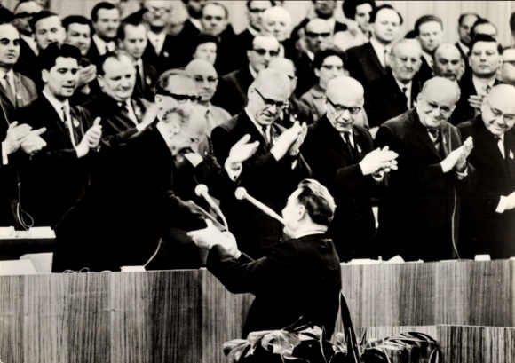 Postcard VII. Party Congress of the SED 1967, Walter Ulbricht, applauding politicians
