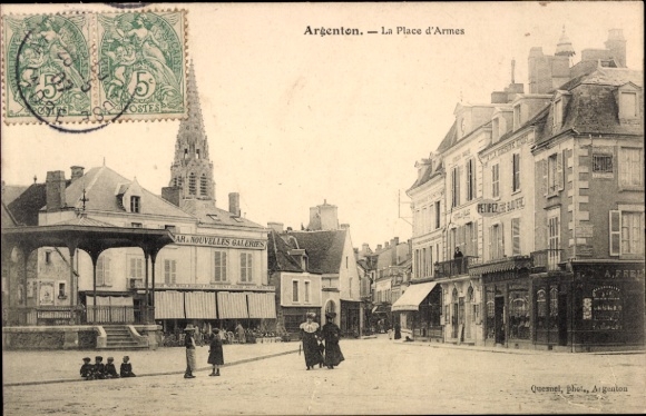 Postcard Argenton sur Creuse Indre, Historical view of the Place d'Armes, buildings and streets, people