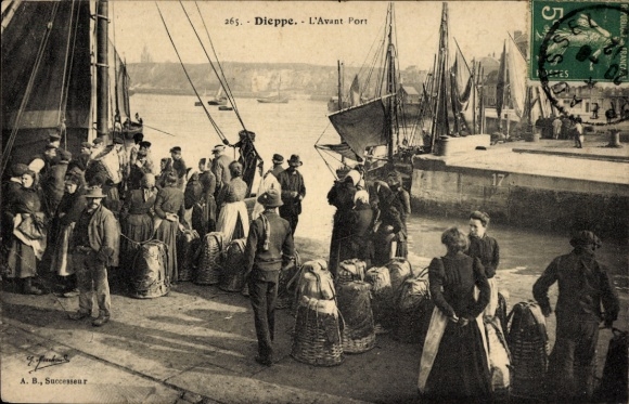 Ak Dieppe Seine Maritime, Hafenansicht mit Fischerbooten, Menschen mit Körben, nostalgische St...