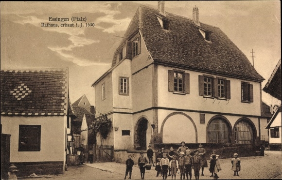 Postcard Essingen in the Palatinate, children in front of the town hall