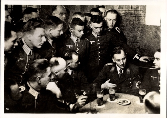Photo comradeship evening in Güterfelde, SA Chief of Staff Lutze with officer candidates
