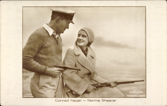 Postcard actors Conrad Nagel and Norma Shearer, portrait with rifle and pistol, Ross Verlag