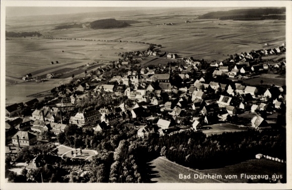Ak Bad Dürrheim im Schwarzwald, Luftaufnahme von  Häuser, Landschaft, Wolken