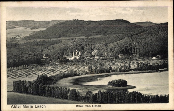 KP Glees w Eifel, opactwo Maria Laach, widok od wschodu, krajobraz, woda, drzewa