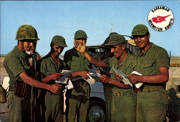 Postcard Turkish soldiers in uniforms, military vehicles, soldier's life