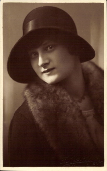 Zdjęcie KP kobieta portret, kapelusz, futro, moda