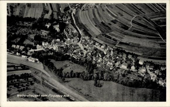 Ak Waltershausen in Thüringen, Luftaufnahme von  hübsche Landschaft, Wohnbebauung