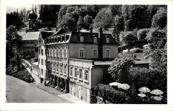 Ak Triberg im Schwarzwald, Hotel und Pension Tanne, bewaldete Hügel, Autos auf Straße, Sonnenschi