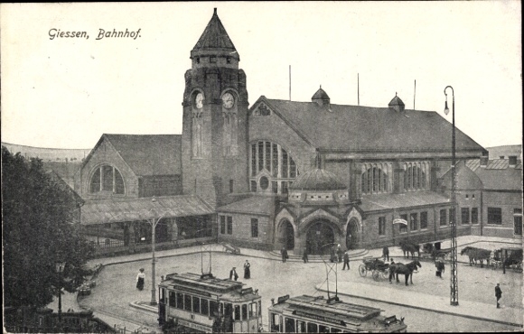 Ak Gießen an der Lahn Hessen, Bahnhof, Vorplatz, Straßenbahnen