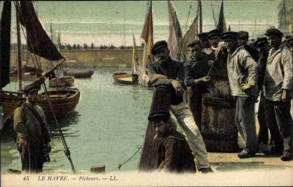 Postcard Le Havre Seine Maritime, fishermen at the harbor, boats, historical scenery