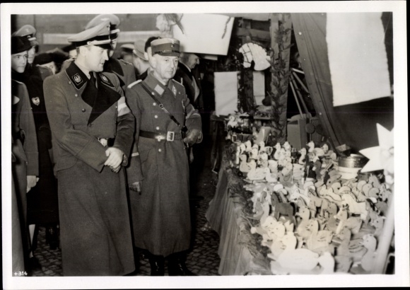 Photo H. Hoffmann, Reich Youth Leader Axmann, tour of the Berlin Christmas market, December 1942