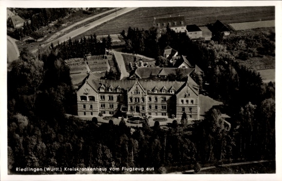 Postcard Riedlingen an der Donau Württemberg, aerial photograph of the district hospital in Riedlingen