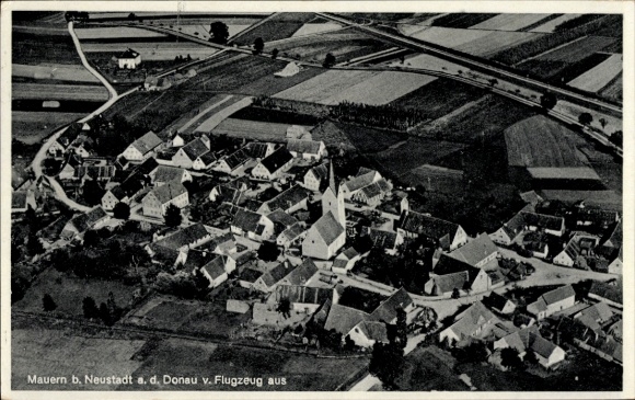 Ak Mauern in Oberbayern, Luftaufnahme von Mauern, Dorfansicht, Kirche sichtbar, Felder, weite Lan