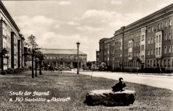 Postcard Eisenhüttenstadt in Brandenburg, Street of Youth, HO Restaurant Aktivist