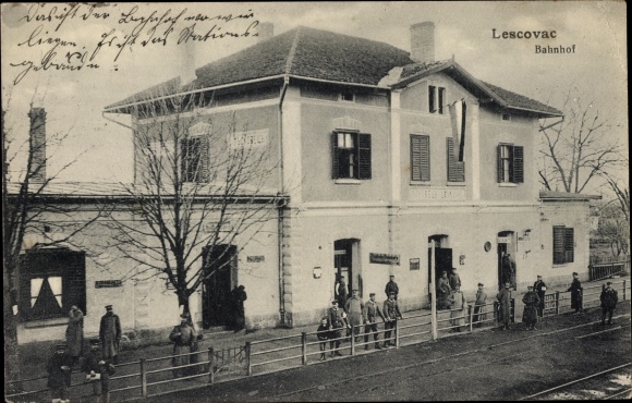 Ansichtkaart Leskovac in Servië, kavel op het station, spoorzijde