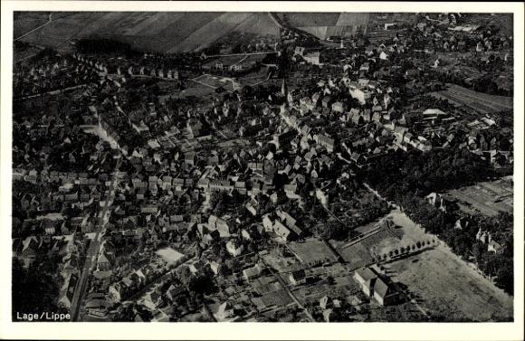 Ak Lage in Lippe, luchtfoto van Lage/Lippe, veel huizen, landschap, zwart-witfoto