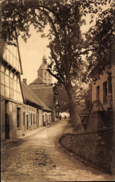 Ak Tecklenburg am Teutoburger Wald Westfalen, Straße mit Bäumen, Häusern, Kirche im Hintergrund